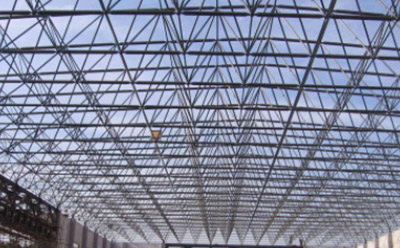 甘德钢结构厂房屋面板及保温层安装